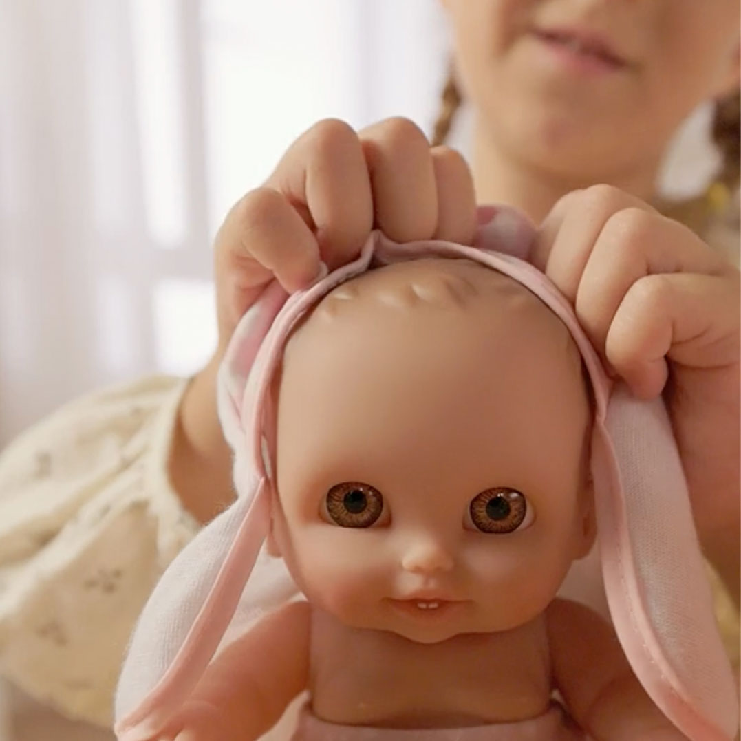 Lil’ Cutesies Twin Baby Doll Bathtub Playset with Working Pump Shower – Bath Time Set with  8.5" Dolls, Hooded Towel & Accessories