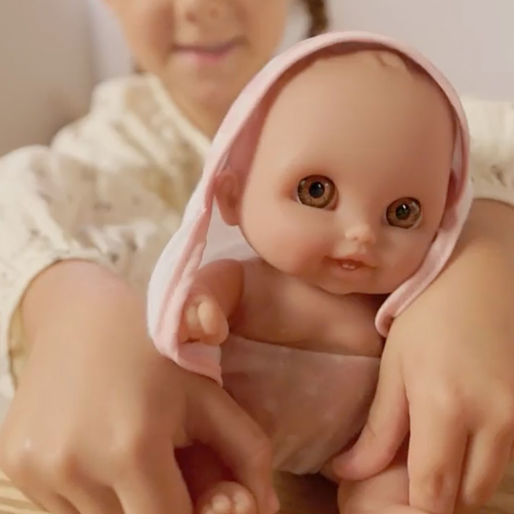 Lil’ Cutesies Twin Baby Doll Bathtub Playset with Working Pump Shower – Bath Time Set with  8.5" Dolls, Hooded Towel & Accessories